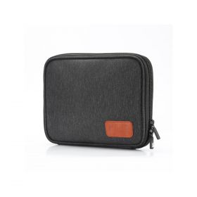 housse de rangement WE pour les accessoires électroniques: câbles, chargeurs, cartes mémoires etc. Matière hydrofuge. Pochette devant avec accès facile.